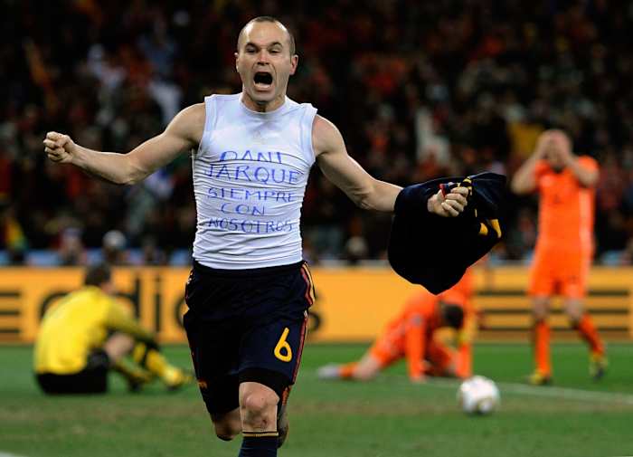 BESTAND - De Spanjaard Andres Iniesta viert feest nadat hij het enige doelpunt heeft gescoord in de WK-finale voetbalwedstrijd tegen Nederland in Soccer City in Johannesburg, Zuid-Afrika, 11 juli 2010 bestandsfoto. (AP Foto/Martin Meissner, Bestand)