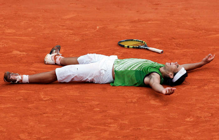 BESTAND - De Spanjaard Rafael Nadal reageert terwijl hij de Argentijn Mariano Puerta verslaat tijdens hun laatste wedstrijd van het French Open tennistoernooi, in het Roland Garros-stadion, zondag 5 juni 2005 in Parijs. (AP Foto/Christophe Ena, Bestand)