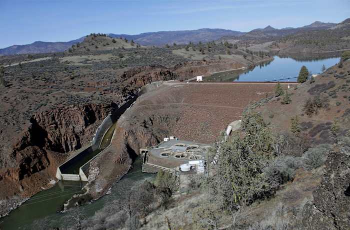 BESTAND - De krachtcentrale en de overlaat van de Iron Gate Dam zijn te zien aan de lagere Klamath-rivier nabij Hornbrook, Californië, 2 maart 2020. (AP Photo/Gillian Flaccus, File)