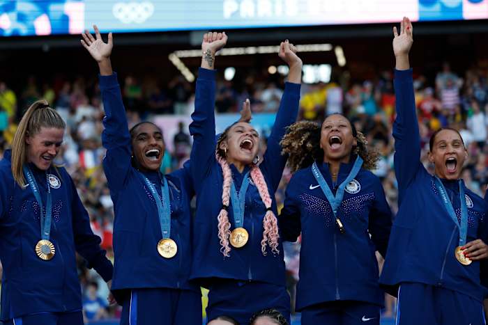 BESTAND - De teamspelers van de Verenigde Staten staan ​​met hun gouden medailles tijdens de medailleceremonie na de gouden medaillewedstrijd voor damesvoetbal tussen Brazilië en de Verenigde Staten in het Parc des Princes tijdens de Olympische Zomerspelen van 2024, 10 augustus 2024, in Parijs, Frankrijk . (AP Foto/Aurelien Morissard, bestand)
