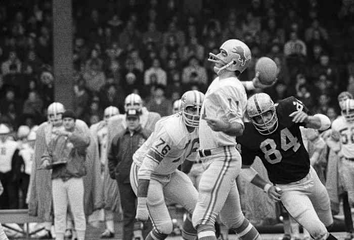 BESTAND - Detroit Lions quarterback Greg Landry zoekt Chuck Walton ergens in het veld tijdens een NFL-voetbalwedstrijd tegen de Oakland Raiders in Detroit, 26 november 1970. (AP Photo/JMC, File)