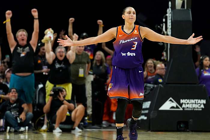 BESTAND - Diana Taurasi (3) van Phoenix Mercury viert feest nadat ze haar 10.000ste carrièrepunt heeft behaald, tijdens de tweede helft van een WNBA-basketbalwedstrijd tegen de Atlanta Dream, donderdag 3 augustus 2023, in Phoenix. (AP Photo/Matt York)
