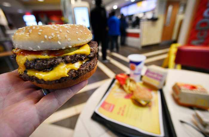 BESTAND - Een McDonald's Double Quarter Pounder wordt getoond op 6 maart 2018 in Atlanta. (AP Foto/Mike Stewart, Bestand)