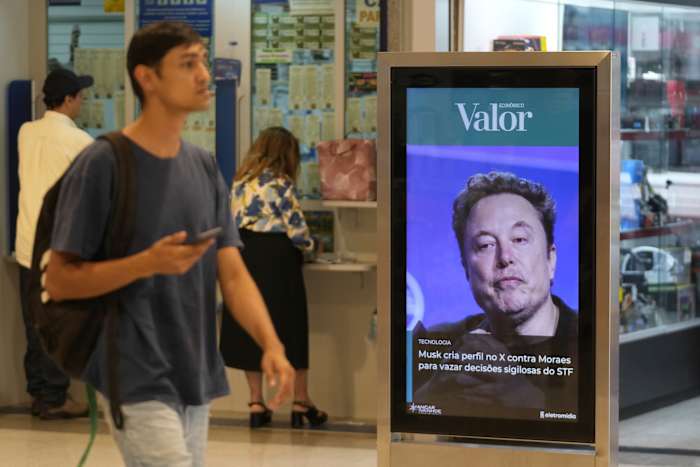 BESTAND - Een advertentie van Valor Media toont een foto van Elon Musk in een winkelcentrum in Brasilia, Brazilië, maandag 2 september 2024. (AP Photo/Eraldo Peres, File)