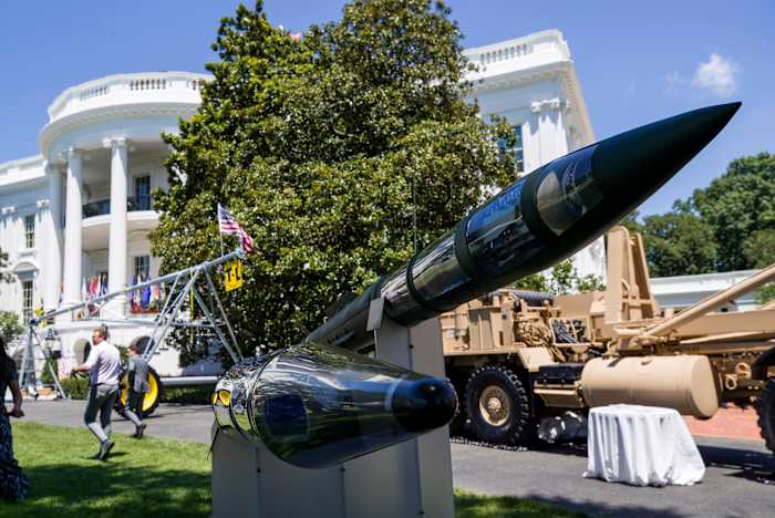 BESTAND - Een anti-ballistisch raketafweersysteem van Terminal High Altitude Area Defense (THAAD) wordt getoond tijdens een Made in America-showcase op de South Lawn van het Witte Huis, 15 juli 2019, in Washington. (AP Foto/Alex Brandon, Bestand)