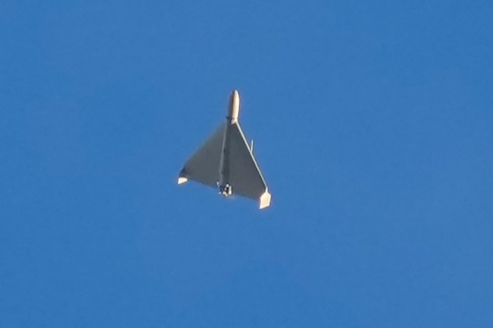 BESTAND - Een door Rusland gelanceerde Iraanse Shahed-exploderende drone vliegt door de lucht, seconden voordat deze op 17 oktober 2022 gebouwen in Kiev, Oekraïne, insloeg. (AP Photo/Efrem Lukatsky, File)