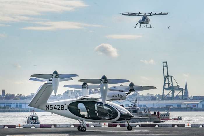 BESTAND - Een elektrisch verticaal start- en landingsvliegtuig (eVTOL) vliegt boven het Joby eVTOL-vliegtuig tijdens een demonstratie van eVTOL's op 13 november 2023 in New York. (AP Foto/Bebeto Matthews, bestand)