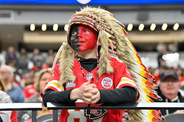 BESTAND - Een jonge fan van de Kansas City Chiefs, gekleed met een hoofdtooi en schmink, kijkt toe tijdens een NFL-voetbalwedstrijd tegen de Las Vegas Raiders, zondag 26 november 2023, in Las Vegas. (AP Foto/David Becker, Bestand)