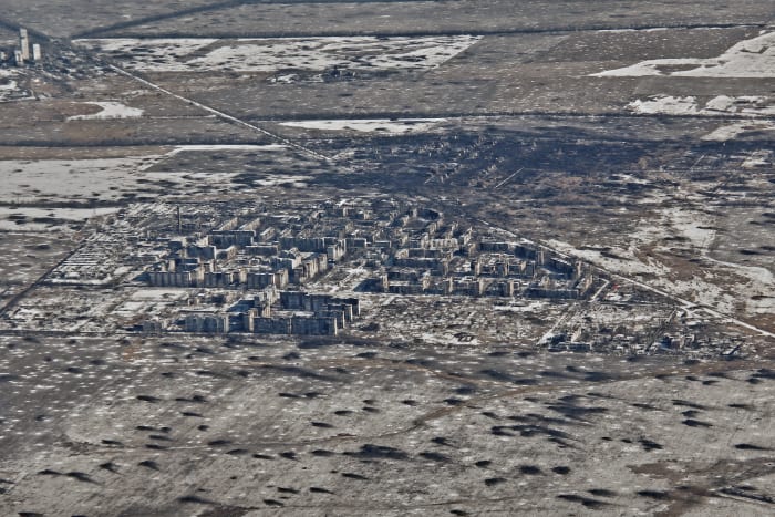 BESTAND - Een luchtfoto van Vuhledar, de locatie van zware gevechten met de Russische troepen in de Donetsk-regio, Oekraïne, 10 februari 2023. (AP Photo/Libkos, File)