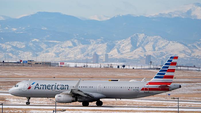 BESTAND - Een straalvliegtuig van American Airlines dendert over een landingsbaan op Denver International Airport, 16 januari 2024, in Denver. (AP Foto/David Zalubowski, bestand)