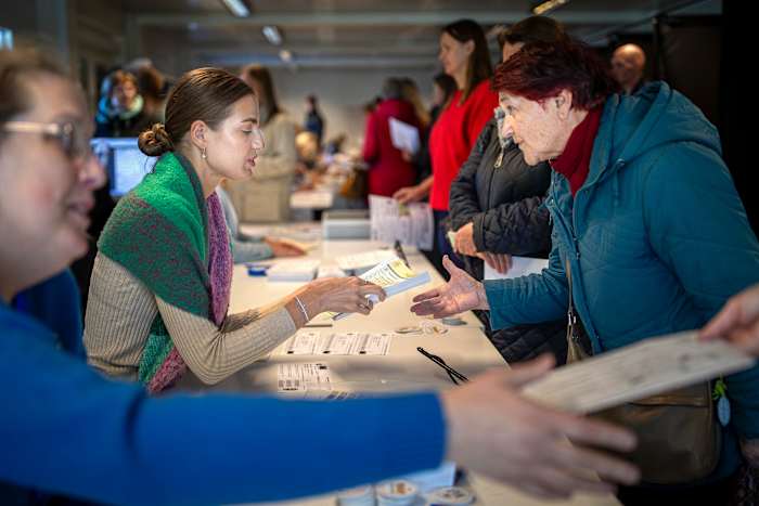 BESTAND - Een vrouw arriveert bij een stembureau tijdens de vervroegde parlementsverkiezingen in Vilnius, Litouwen, dinsdag 8 oktober 2024. (AP Photo/Mindaugas Kulbis, Bestand)