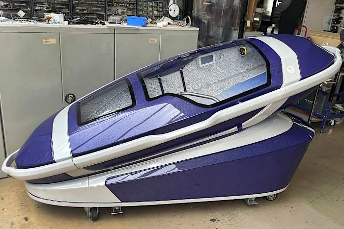 BESTAND - Een 'zelfmoordcapsule' bekend als 'The Sarco' wordt gezien in Rotterdam, Nederland, 8 juli 2024. (AP Photo/Ahmad Seir, File)