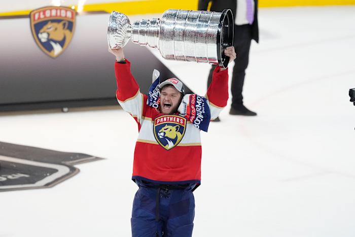 BESTAND - Florida Panthers-centrum Aleksander Barkov (16) neemt de Stanley Cup-trofee in ontvangst na Game 7 van de NHL hockey Stanley Cup-finale, op 24 juni 2024, in Sunrise, Florida. (AP Photo/Rebecca Blackwell, File)