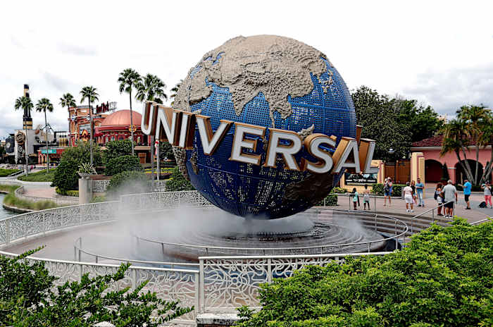 BESTAND - Gasten koelen af ​​onder een watermist bij de wereldbol bij Universal Studios City Walk in Universal Studios Florida in Orlando, Florida, 5 augustus 2019. (AP Photo/John Raoux, File)