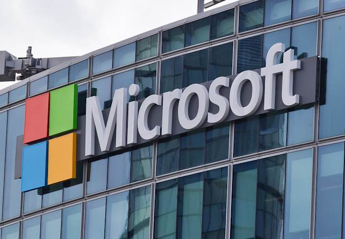 BESTAND - Het Microsoft-logo in Issy-les-Moulineaux, buiten Parijs, Frankrijk, 12 april 2016. Het bedrijf zei woensdag dat Russische agenten hun inzet van nepvideo's verdubbelen om de campagne van vice-president Kamala Harris te besmeuren, terwijl aan China gelinkte sociale mediacampagnes Ze belasteren down-stemkandidaten die kritisch zijn over China. Ondertussen hebben Iraanse actoren die naar verluidt e-mails hebben verzonden om Amerikaanse kiezers in 2020 te intimideren, verkiezingsgerelateerde websites en grote mediakanalen onderzocht, zei de technologiegigant. (AP Foto/Michel Euler, Bestand)