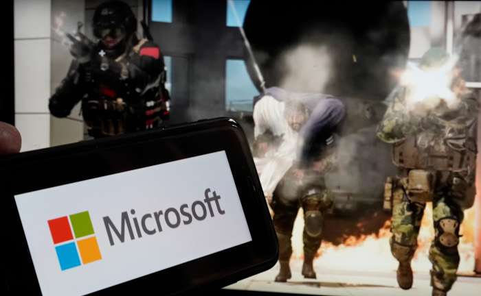 BESTAND - Het logo van Microsoft en een scène uit Activision "Call of Duty - Moderne oorlogsvoering," worden op deze foto getoond, in New York, 21 juni 2023. (AP Photo/Richard Drew, File)