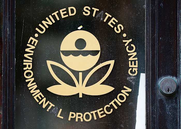 BESTAND - Het logo van de EPA met de letters 'A' gekrast in het Environmental Protection Agency Building in Washington, 21 september 2017. (AP Photo/Pablo Martinez Monsivais, File)