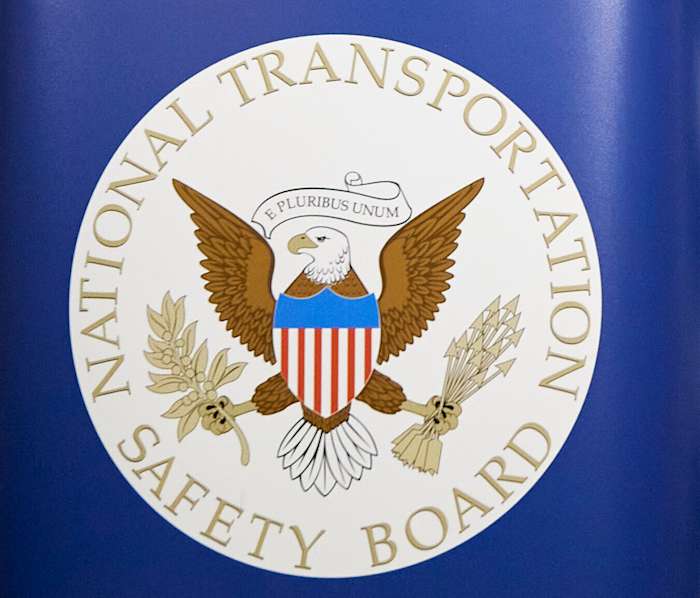 BESTAND - Het logo van de National Transportation Safety Board is te zien tijdens een persconferentie over het onderzoek naar vlucht 1282 van Alaska Airlines in Portland, Oregon, 6 januari 2024. (AP Photo/Craig Mitchelldyer, File)