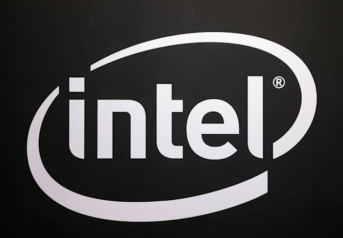 BESTAND - Het logo van halfgeleiderchipmaker Intel is afgebeeld tijdens de Paris Games Week in Parijs, 4 november 2017. (AP Photo/Christophe Ena, File)