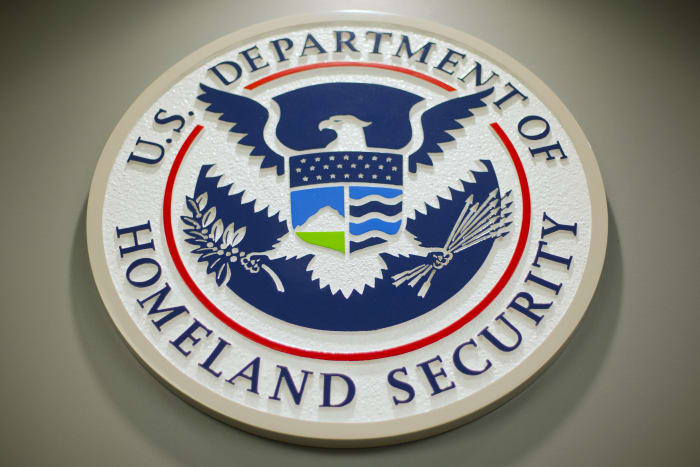 BESTAND - Het logo van het Department of Homeland Security is te zien tijdens een persconferentie in Washington, 25 februari 2015. (AP Photo/Pablo Martinez Monsivais, File)