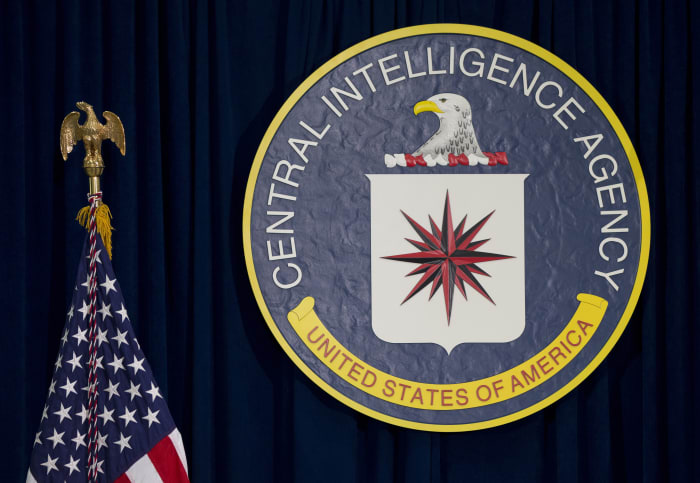 BESTAND - Het zegel van de Central Intelligence Agency op het CIA-hoofdkwartier in Langley, Virginia, 13 april 2016. (AP Photo/Carolyn Kaster, File)