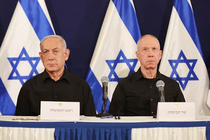BESTAND - Israëlische premier Benjamin Netanyahu (links) en minister van Defensie Yoav Gallant wonen een persconferentie bij op de militaire basis Kirya in Tel Aviv, Israël, 28 oktober 2023. (Abir Sultan/Pool Photo via AP, File)