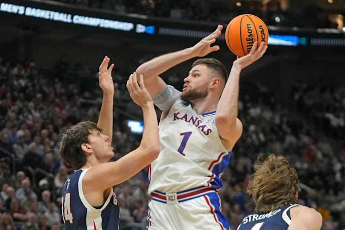 BESTAND - Kansas-centrum Hunter Dickinson (1) schiet terwijl Gonzaga-aanvaller Braden Huff (34) verdedigt tijdens de eerste helft van een tweede ronde college basketbalwedstrijd in het NCAA-toernooi in Salt Lake City, zaterdag 23 maart 2024. (AP Photo /Rick Bowmer, bestand)