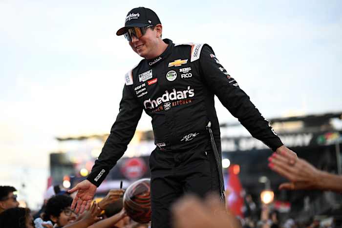 BESTAND - Kyle Busch communiceert met toeschouwers terwijl ze over een landingsbaan loopt tijdens introducties van coureurs voor een NASCAR Cup Series-autorace op Daytona International Speedway, 24 augustus 2024, in Daytona Beach, Florida. (AP Photo/Phelan M. Ebenhack, File)