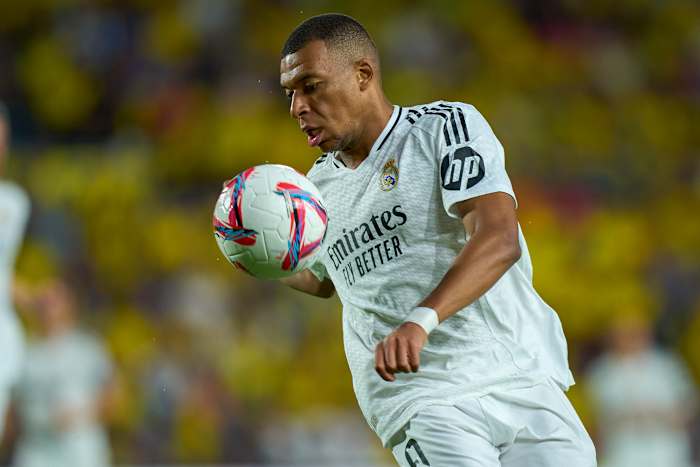 BESTAND - Kylian Mbappe van Real Madrid probeert de bal onder controle te krijgen tijdens de Spaanse La Liga-voetbalwedstrijd tussen Las Palmas en Real Madrid in het Gran Canaria-stadion in Las Palmas, de Spaanse Canarische Eilanden, donderdag 29 augustus 2024. (AP Photo/Gabriel Jimenez, bestand)