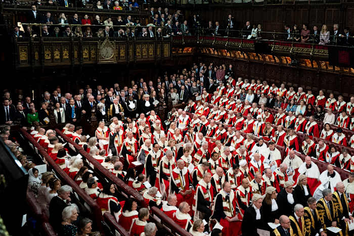 BESTAND - Leden van het House of Commons en Lords tijdens de staatsopening van het parlement in het House of Lords in Londen, dinsdag 7 november 2023. (Aaron Chown/Pool Photo via AP, File)