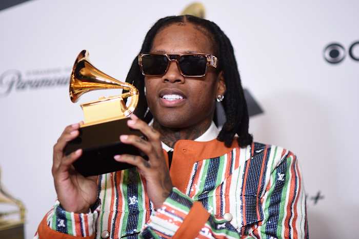 BESTAND - Lil Durk poseert in de perskamer met de prijs voor de beste melodieuze rapprestatie voor "Mijn hele leven" van Lil Durk met J. Cole tijdens de 66e jaarlijkse Grammy Awards, 4 februari 2024, in Los Angeles. (Foto door Richard Shotwell/Invision/AP, bestand)