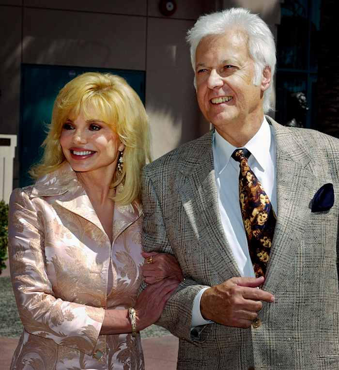 BESTAND - Loni Anderson en Jack Jones arriveren voor "Het Bob Hope Memorial-eerbetoon" show op het hoofdkantoor van de Academy of Television Arts and Sciences in de wijk North Hollywood in Los Angeles, woensdag 27 augustus 2003. Jack Jones, een Grammy-winnende crooner bekend van het themalied van de televisieshow The Love Boat, is woensdag 27 oktober overleden. 23, 2024. (AP Foto/Reed Saxon, Bestand)