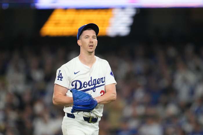 BESTAND - Los Angeles Dodgers startende werper Walker Buehler kijkt toe tijdens de vijfde inning van een honkbalwedstrijd tegen de San Diego Padres op donderdag 26 september 2024 in Los Angeles. (AP Foto/Ashley Landis, bestand)
