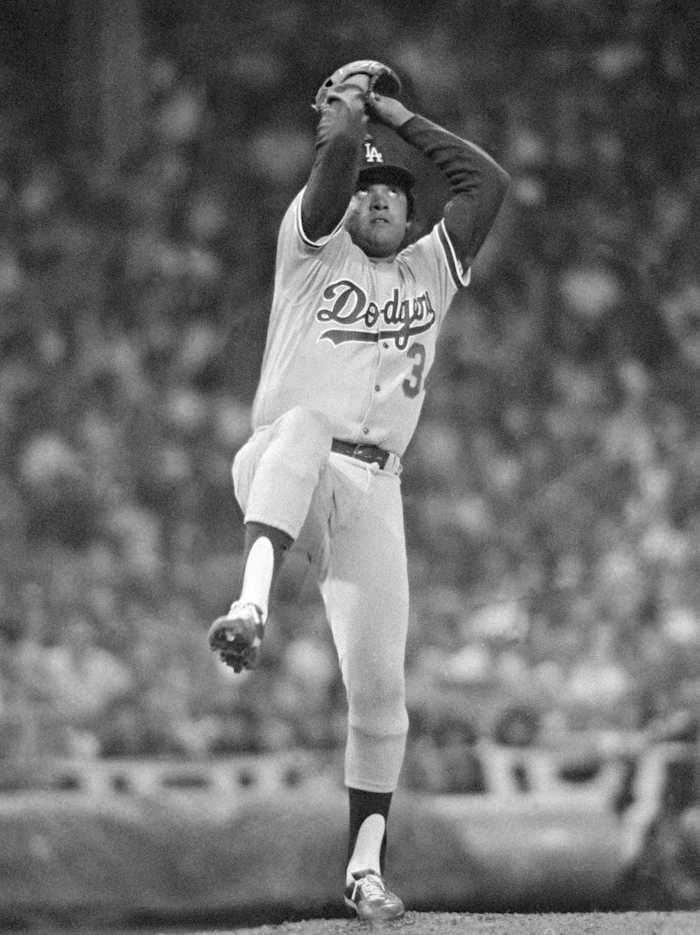 BESTAND - Los Angeles Dodgers-werper Fernando Valenzuela gooit in de All-Star-wedstrijd, 8 augustus 1981, in Cleveland. Fernando Valenzuela, het in Mexico geboren fenomeen van de Los Angeles Dodgers die Fernandomania inspireerde tijdens het winnen van de NL Cy Young Award en Rookie of the Year in 1981, is dinsdag 22 oktober 2024 overleden. (AP Photo, File)
