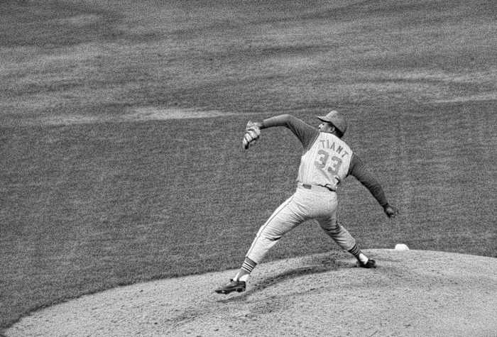 BESTAND - Luis Tiant van de Cleveland Indians gooit tegen de New York Yankees in de vierde inning in het Yankee Stadium in 1968. (AP Photo/Marty Lederhandler, File)