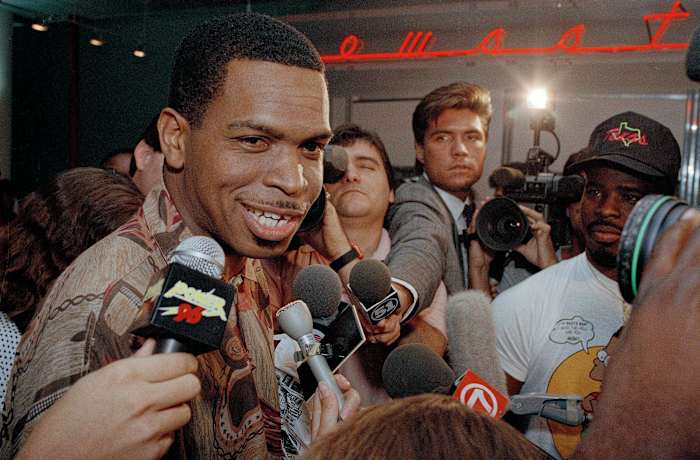 BESTAND - Luther Campbell, ook bekend als Luke Skyywalker, zanger van de rapgroep 2 Live Crew wordt omringd door een zee van microfoons nadat hij andere bandleden heeft ontmoet op Miami International Airport, 11 juni 1990. (AP Photo/Chris O'Meara, File )