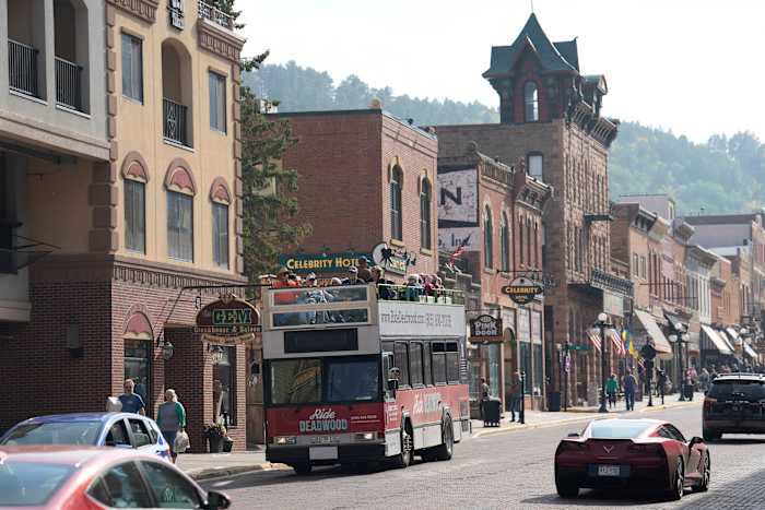 BESTAND - Mensen lopen langs Main Street in Deadwood, SD, 20 september 2023. (AP Photo/David Zalubowski, File)