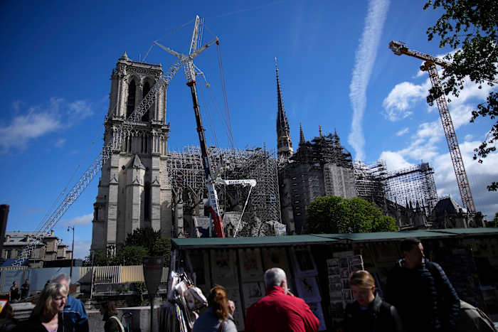 BESTAND - Mensen lopen langs de Notre Dame kathedraal in Parijs, Frankrijk, 15 april 2024. (AP Photo/Christophe Ena, BESTAND)