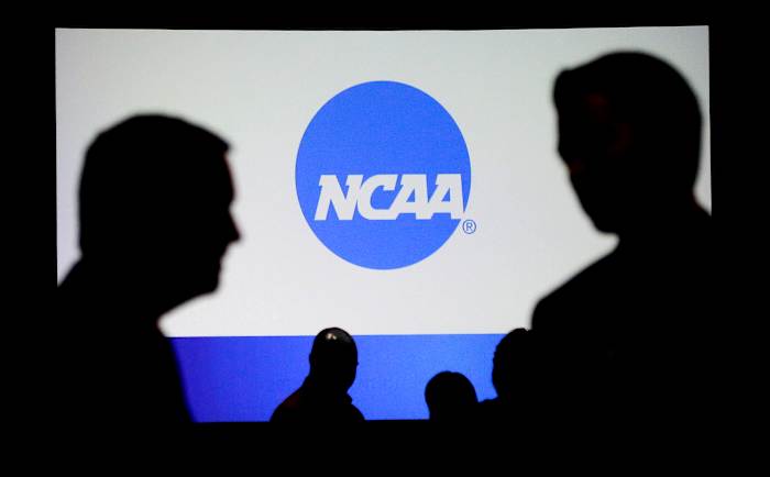 BESTAND - Mensen praten na een paneldiscussie op de NCAA-conventie, 19 januari 2017, in Nashville, Tennessee. (AP Photo/Mark Humphrey, File)