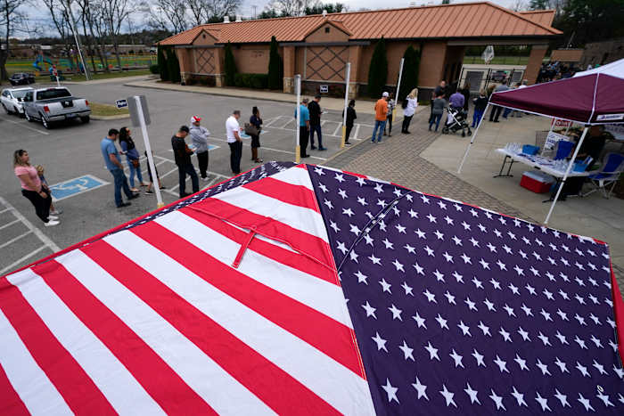 BESTAND - Mensen staan ​​in de rij om te stemmen in de buurt van tenten die zijn opgezet door supporters van de kandidaten, 8 november 2022, in Nolensville, Tennessee. (AP Photo/Mark Humphrey, File)