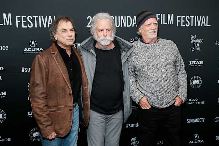 BESTAND - Mickey Hart, van links, Bob Weir en Bill Kreutzmann poseren bij de première van "Lange vreemde reis," een documentaire over de rockgroep Grateful Dead, tijdens het Sundance Film Festival 2017 op maandag 23 januari 2017 in Park City, Utah. (Foto door Danny Moloshok/Invision/AP, Bestand)