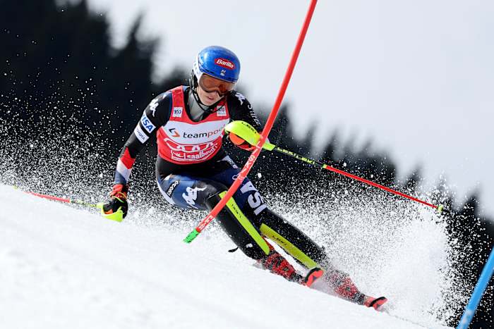 BESTAND - Mikaela Shiffrin uit de Verenigde Staten neemt deel aan de eerste run van een alpineski, de wereldbeker slalomrace voor dames, in Saalbach, Oostenrijk, op 16 maart 2024. De Amerikaanse skister Mikaela Shiffrin zal geen afdalingen racen in het komende WK-seizoen, waarin ze streeft naar haar 100e overwinning in haar carrière. (AP Foto/Marco Trovati, bestand)