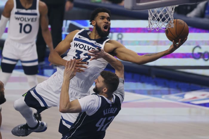 BESTAND - Minnesota Timberwolves-centrum Karl-Anthony Towns (32) rijdt naar de basket over Dallas Mavericks-aanvaller Maxi Kleber (42) tijdens de tweede helft in Game 4 van de NBA-basketbal Western Conference-finale, dinsdag 28 mei 2024, in Dallas. (AP Foto/Gareth Patterson, Bestand)