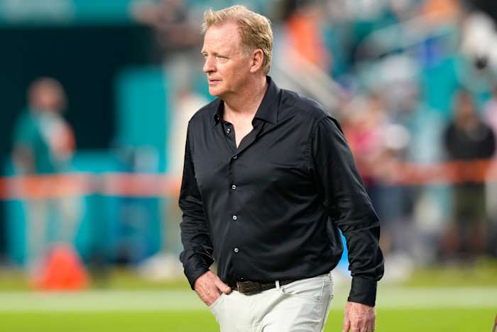 BESTAND - NFL-commissaris Roger Goodell loopt op het veld voor een NFL-voetbalwedstrijd tussen de Miami Dolphins en de Buffalo Bills, 12 september 2024, in Miami Gardens, Florida. (AP Photo/Lynne Sladky, File)