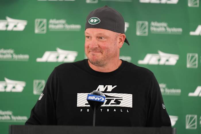 BESTAND - Nathaniel Hackett, de aanvallende coördinator van New York Jets, praat met verslaggevers vóór een training in de trainingsfaciliteit van het NFL-voetbalteam in Florham Park, NJ, dinsdag 30 juli 2024. (AP Photo/Seth Wenig, File)