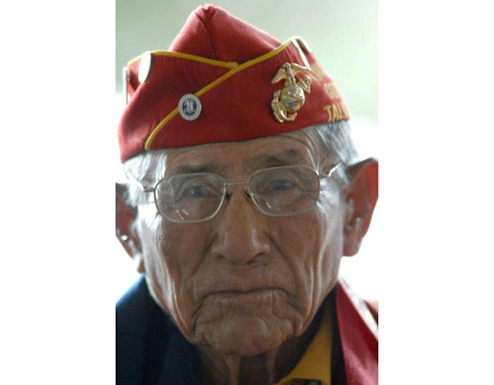 BESTAND - Navajo Code Talker John Kinsel Sr., uit Lukachukai, Ariz., luistert terwijl zijn kameraden spreken over hun ervaringen uit de Tweede Wereldoorlog, dinsdag 14 augustus 2007, in Window Rock, Ariz. (AP Photo/Donovan Quintero, File)