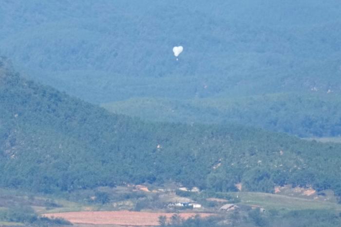 BESTAND - Noord-Koreaanse ballonnen worden gezien vanuit de Unification Observation Post in Paju, Zuid-Korea, vlakbij de grens met Noord-Korea, op 4 oktober 2024. (AP Photo/Lee ​​Jin-man, File)