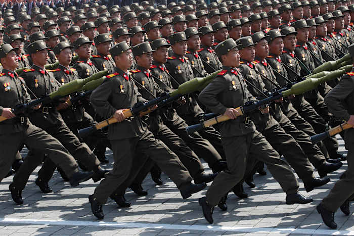 BESTAND - Noord-Koreaanse soldaten marcheren tijdens een massale militaire parade op het Kim Il Sung-plein in Pyongyang om het 100-jarig jubileum te vieren sinds de geboorte van de Noord-Koreaanse oprichter Kim Il Sung op 15 april 2012. (AP Photo/Ng Han Guan, File)