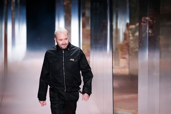 BESTAND - Ontwerper Kim Jones erkent het applaus van het publiek aan het einde van de Fendi Lente-Zomer 2021 Haute Couture modecollectie gepresenteerd op 27 januari 2021 in Parijs. De Britse ontwerper Kim Jones legt zijn functie als artistiek directeur dameskleding en couture bij Fendi neer, zo maakte moedergroep LVMH bekend. (AP Foto/Francois Mori, bestand)