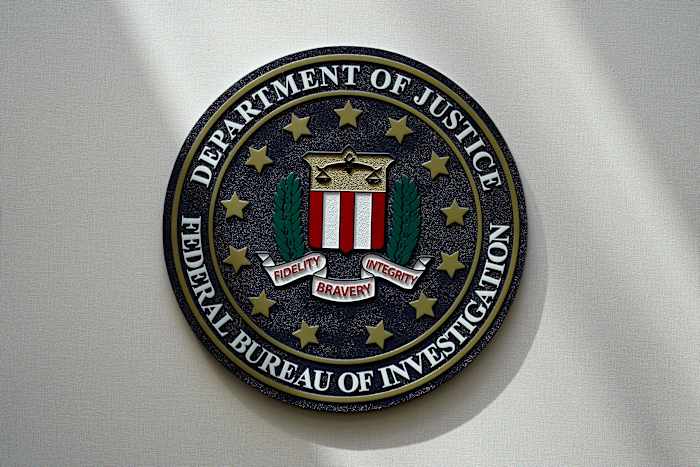 BESTAND - Op 10 augustus 2022 wordt een FBI-zegel op een muur gezien in Omaha, Neb. (AP Photo/Charlie Neibergall, File)